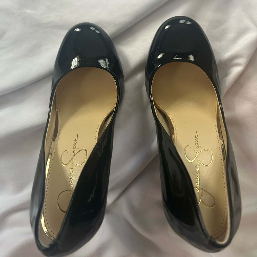 Jessica Simpson Calie Round Toed Classis Heels 
Size - 6.5
New (no box)